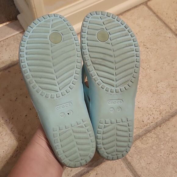 Crocs Women's Light Blue Flip Flops Size 7 - Picture 6 of 7
